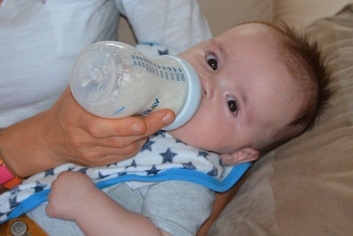 Boîte de lait en poudre. Doseur de lait bébé contenant 4 doses.