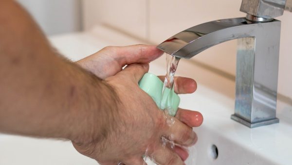 contre le coronavirus se laver régulièrement les mains