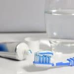 Une dentifrice et une brosse à dents