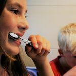 Des enfants qui brossent les dents