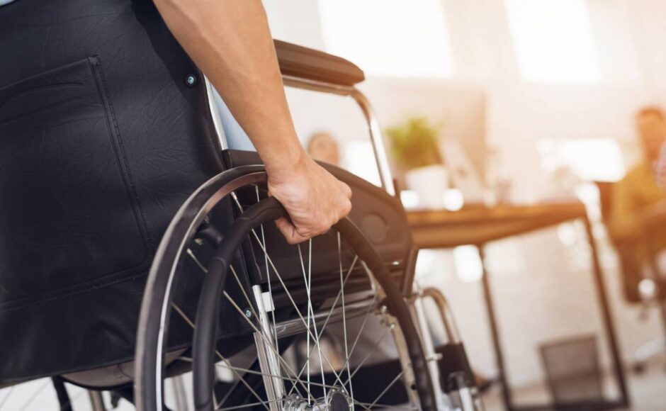 Comment rendre un logement plus accessible à un fauteuil roulant ?