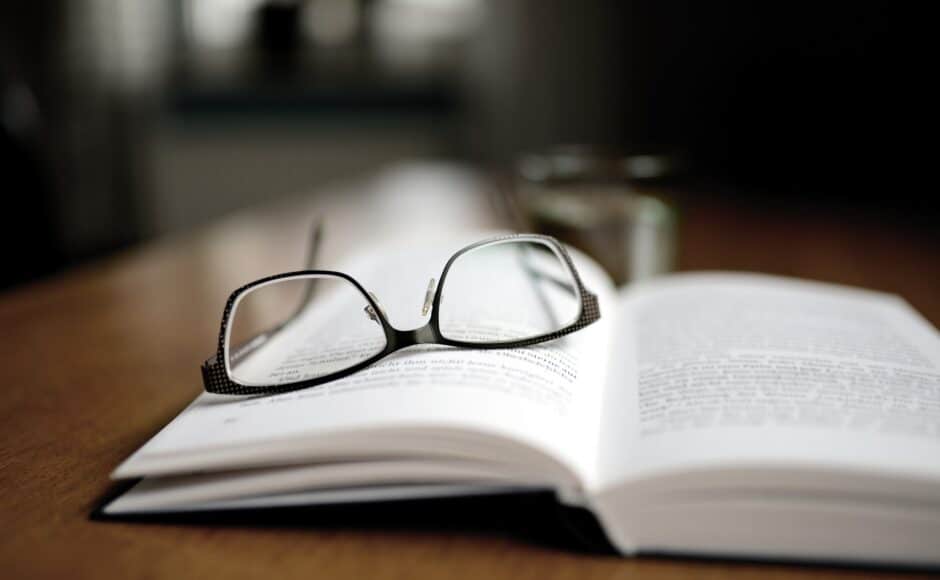 Lunettes loupes ou lunettes de lecture : quand faut-il les porter ?